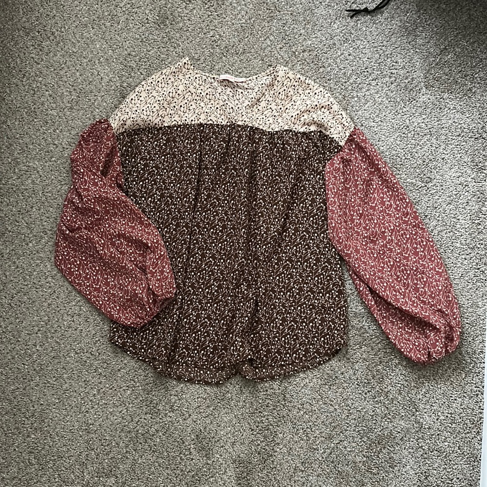 Boutique blouse! Flowy, babydoll top fit. Size small. 3/4 length sleeves